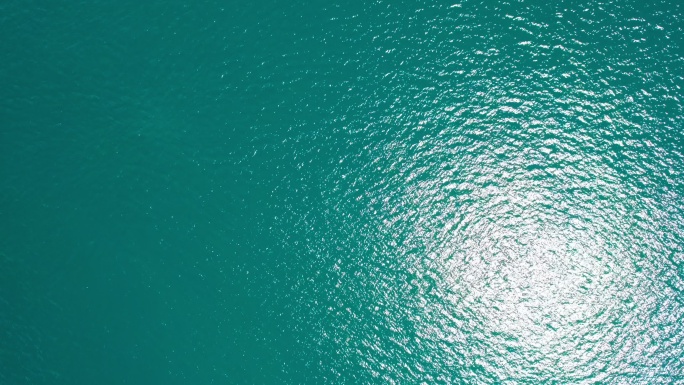 【4K原创】航拍俯拍反光的平静水面