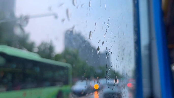 雨天公交车上