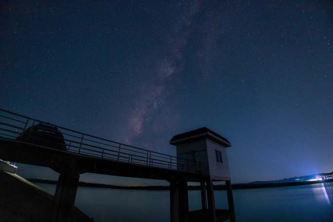 海南儋州水库湖边夏季银河星空