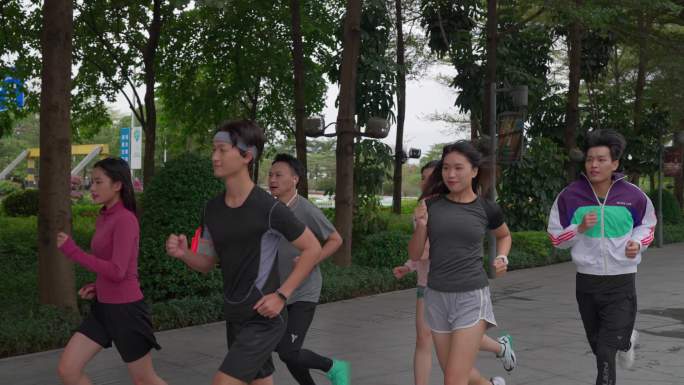 穿运动服装的年轻人在跑步运动