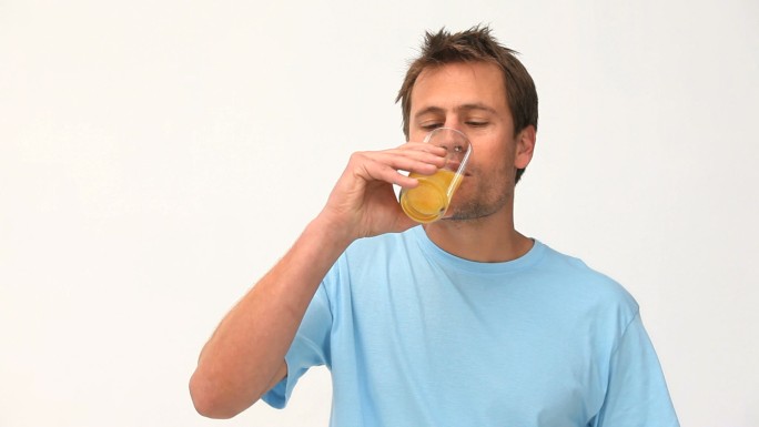 一个男人在喝橙汁特写