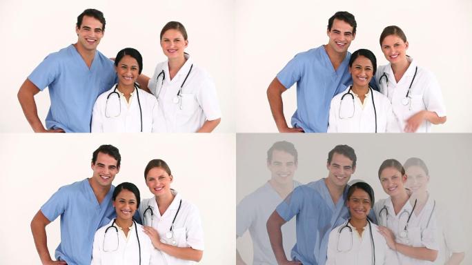 在白色背景下，医生们站在一起