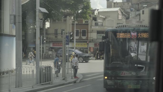 巴士拐弯 街坊过马路
