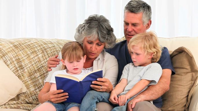 爷爷奶奶在给孙子们读书