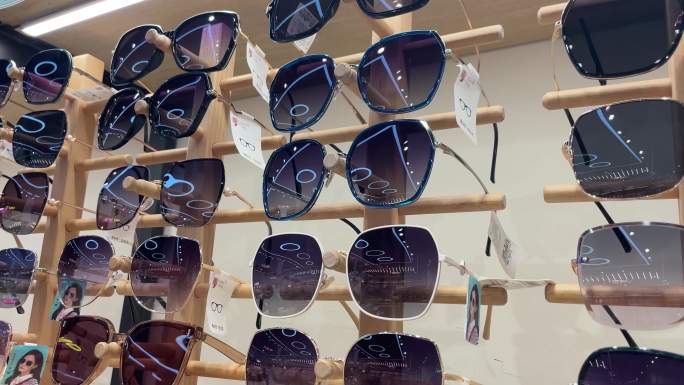 商场眼镜店墨镜展示太阳镜夏天阳光高温