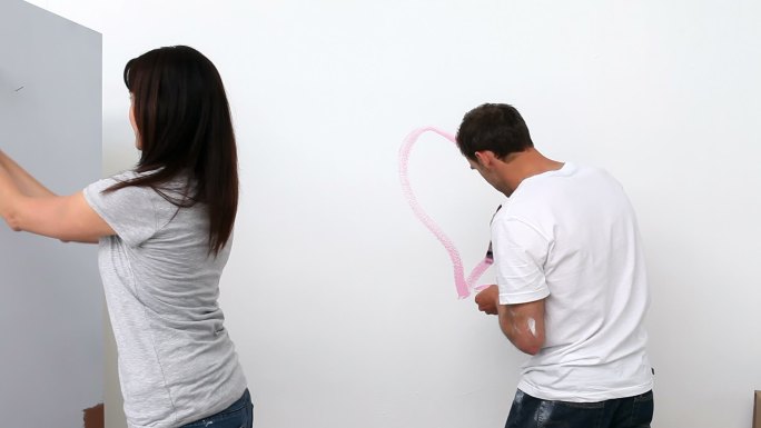 丈夫在墙上画了一颗心特写