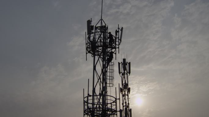 通信基站信号塔上迎着朝阳测试施工维护服务