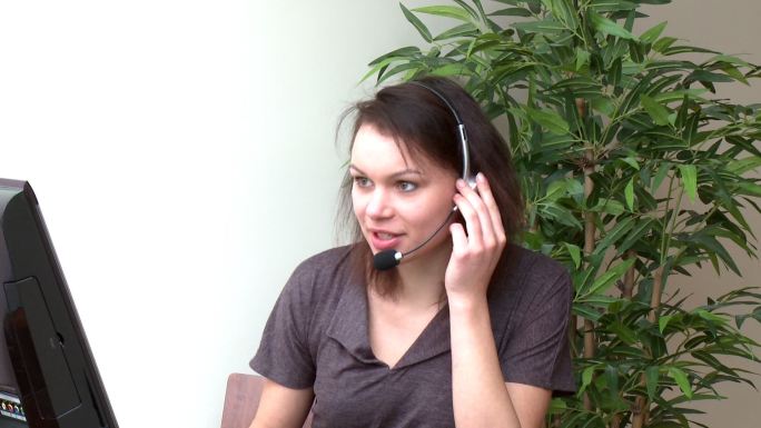 女人戴着耳机在家工作特写