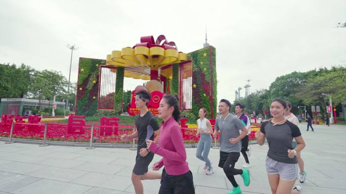 奔跑在广场上的青年