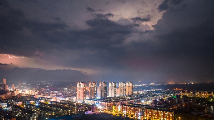 航拍延时-城市夜晚电闪雷鸣暴风雨来临