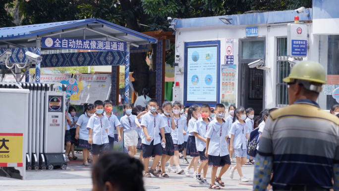 学生通过学校大门的全自动热成像测温通