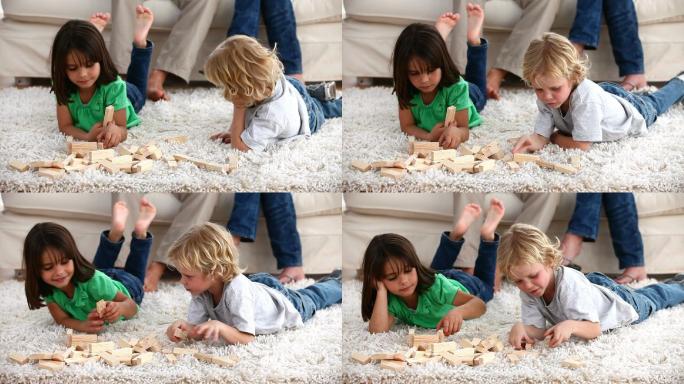 孩子们在地毯上玩耍特写