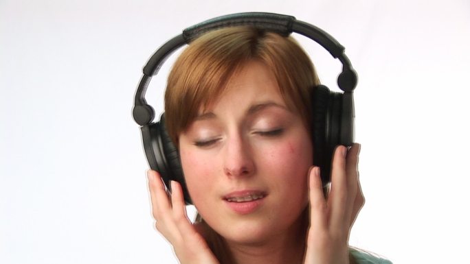 女人戴着耳机听音乐特写