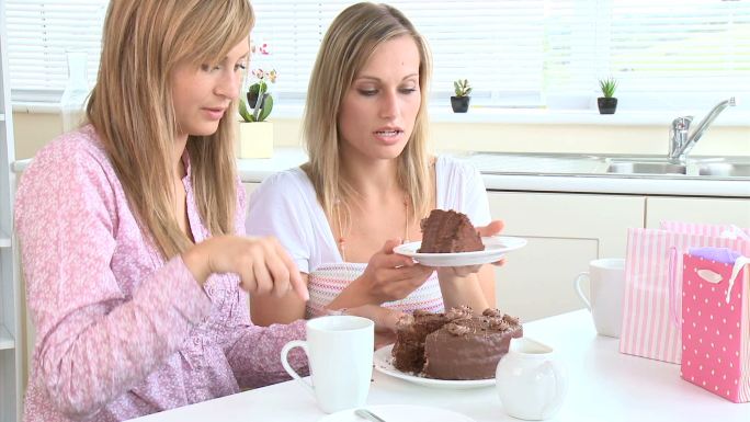 两个女人在吃巧克力蛋糕特写