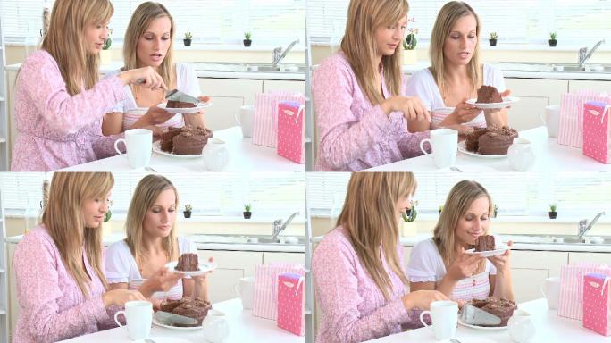 两个女人在吃巧克力蛋糕特写