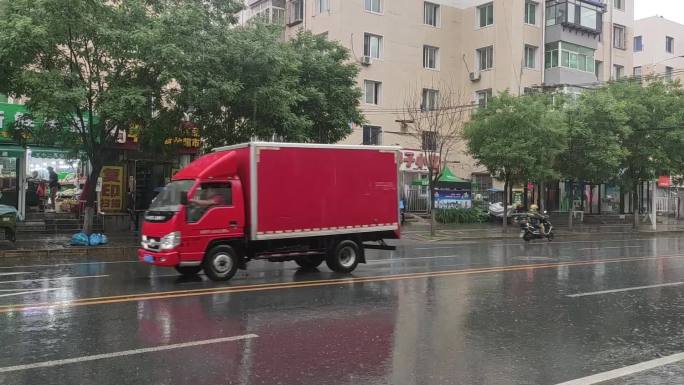 下雨天 外卖小哥 车辆雨中行驶 辽宁大雨