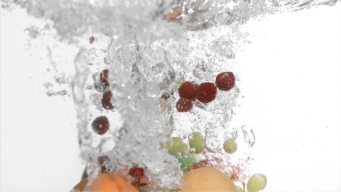 水果在白色背景下以超慢的动作落入水中