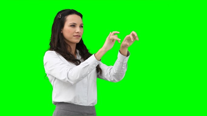 一位商务女性在绿色背景下用虚拟键盘打字