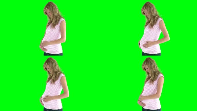 一个孕妇在摸肚子特写