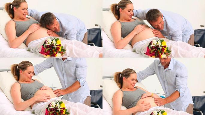一名在诊所接受丈夫探访的孕妇