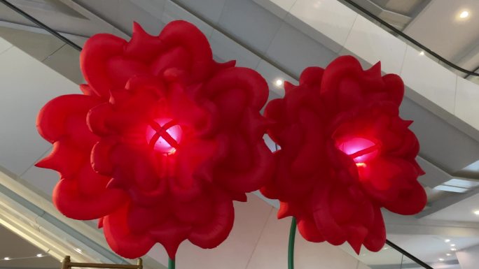 商场喜庆气氛装饰红色气球玫瑰花造型热闹