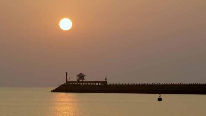 海南海口新港防浪堤日落