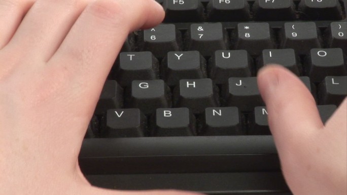 一个女人在键盘上打字特写