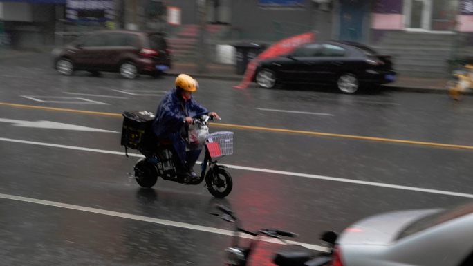 大雨中行走