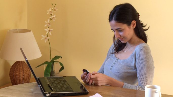 女人坐在电脑前发短信特写