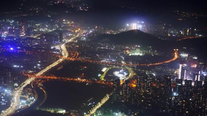 飞机舷窗外晚上现代城市深圳夜景