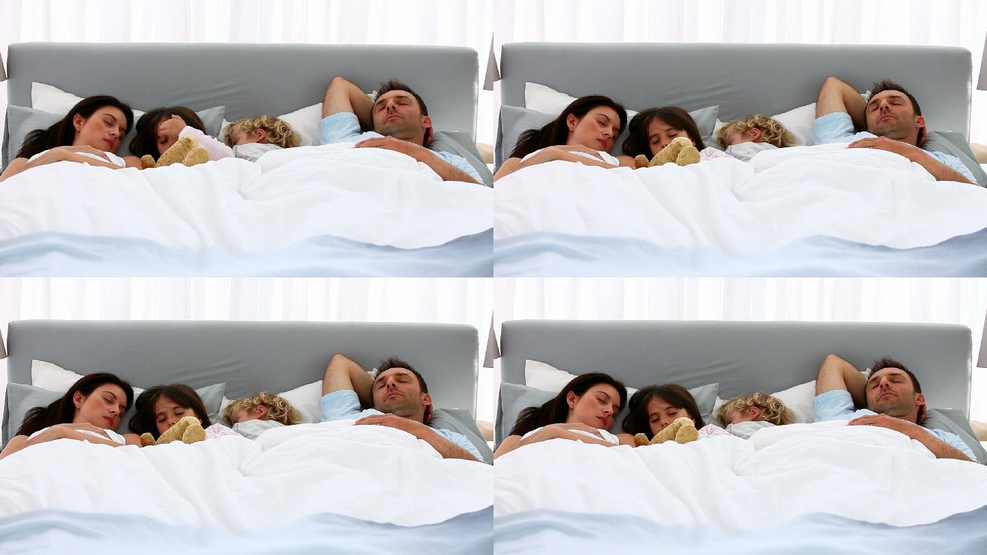 一家人一起躺在床上睡觉特写