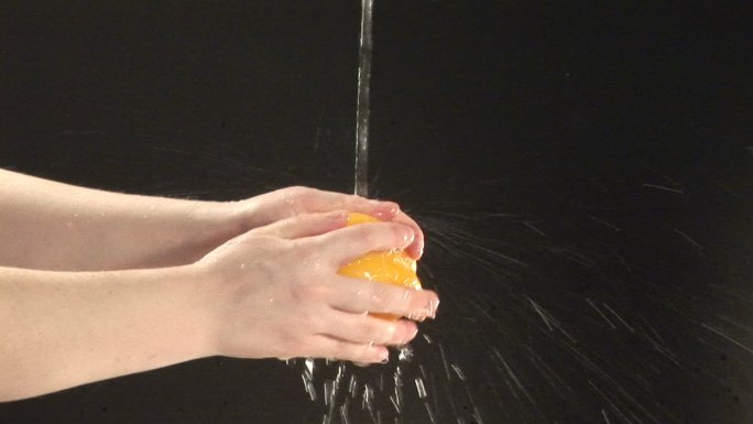 人的手在洗黄椒特写