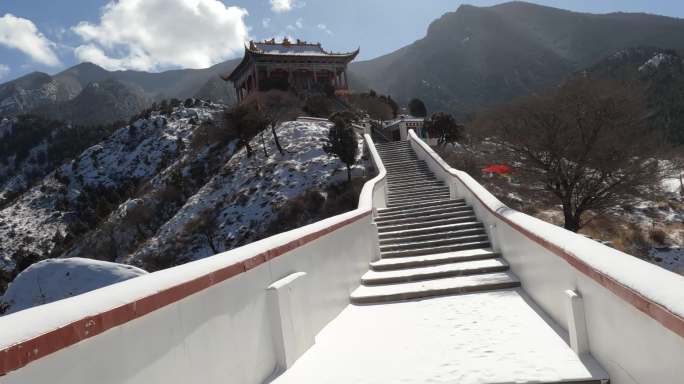 高山石梯雪景