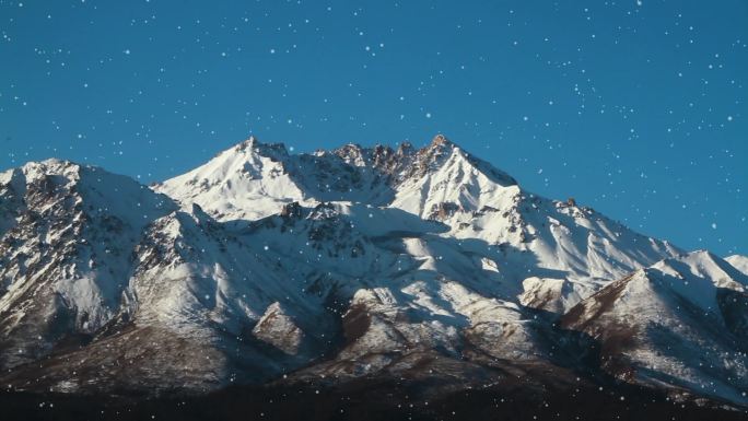 雪山下雪