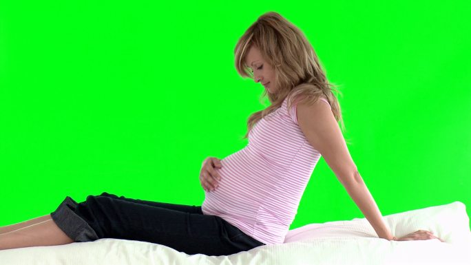 一名孕妇躺在床上特写