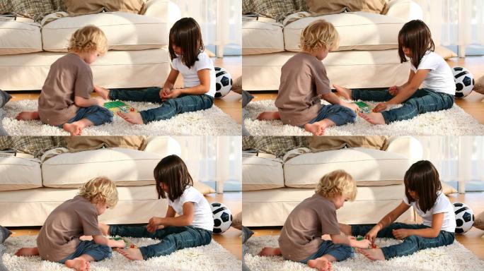 孩子们坐在地毯上玩游戏特写