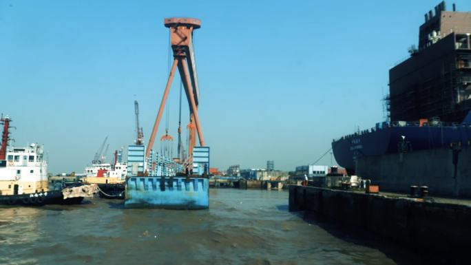 港口码头 货物装载 蓝天白云 大型邮轮