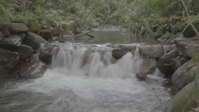 山间溪流