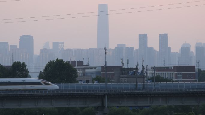 高铁经过华中第一高楼武汉绿地中心大厦