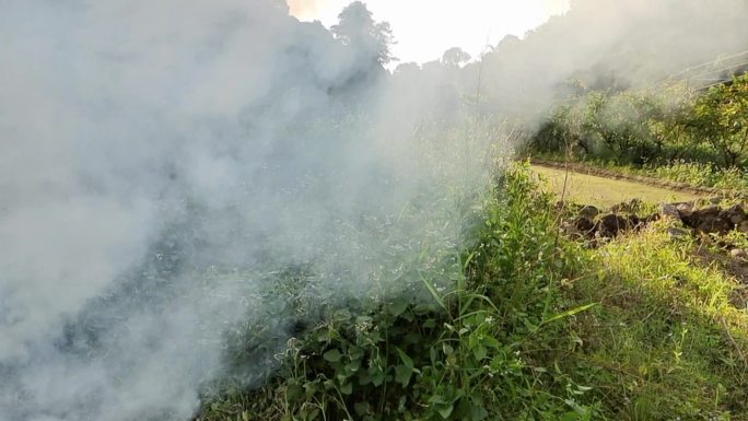 烟雾山村晨曦晨光朝阳折射烟雾缠绕山间暖阳