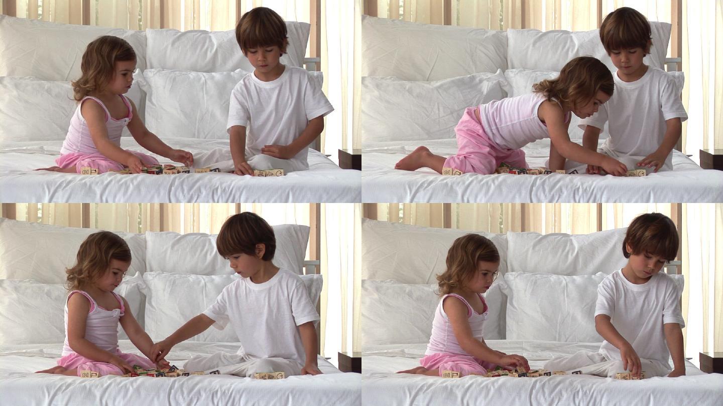 两个孩子在床上玩耍特写