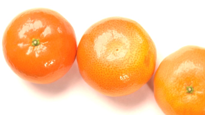 三个橘子特写白色背景旋转