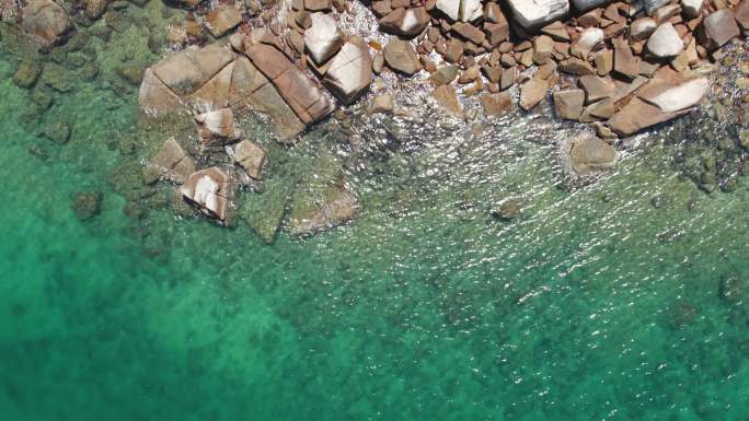 【4K原创】俯拍微波荡漾的礁石海岸海水