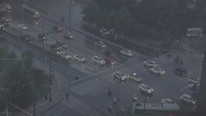 下雨天的马路车水马龙