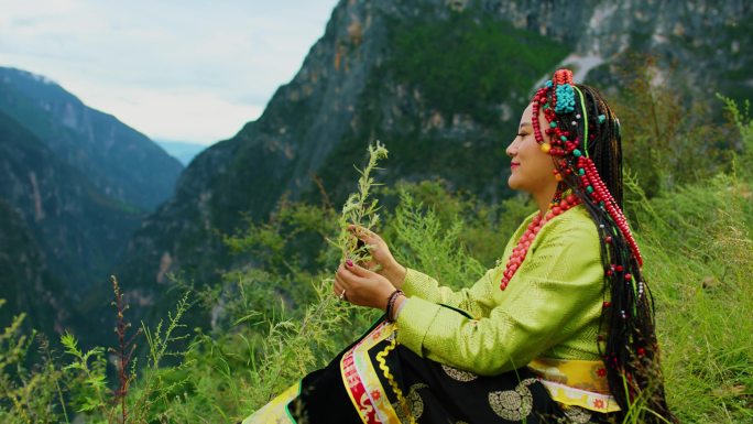 群山中草地上悠闲的藏族女子