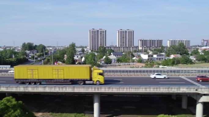 各种大货车-行驶在高速上