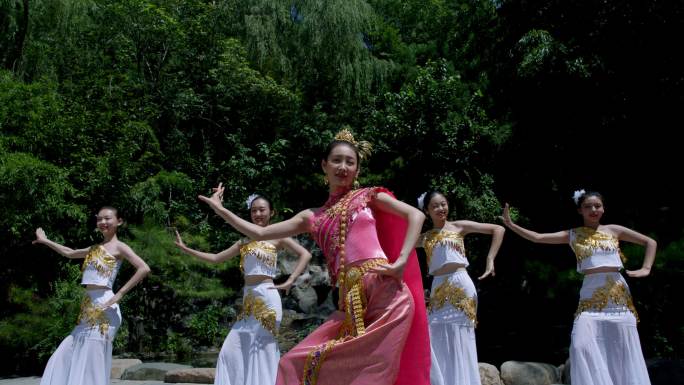一群跳舞的傣族女孩 少数民族 载歌载舞