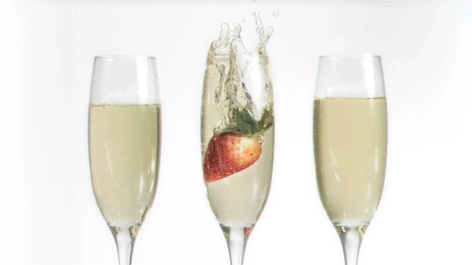 草莓落在香槟杯里慢镜头