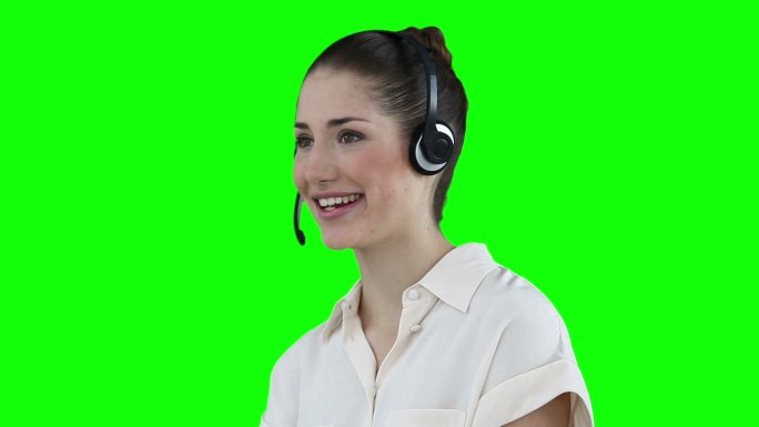 女商人戴着耳机在绿色背景下说话