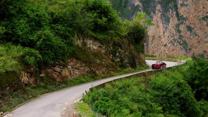 敞篷跑车行驶在山间公路